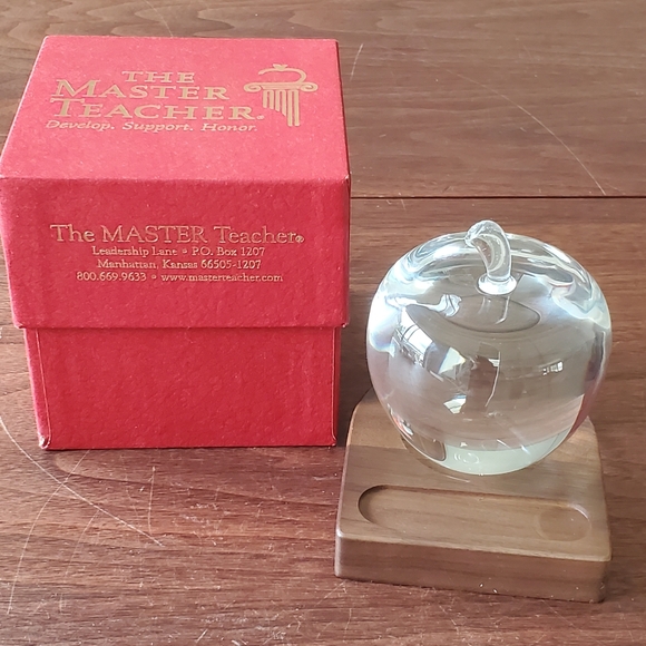 Optic Crystal Apple with Podium with Rout Base in Original Box NIB Teacher Award - Picture 2 of 13